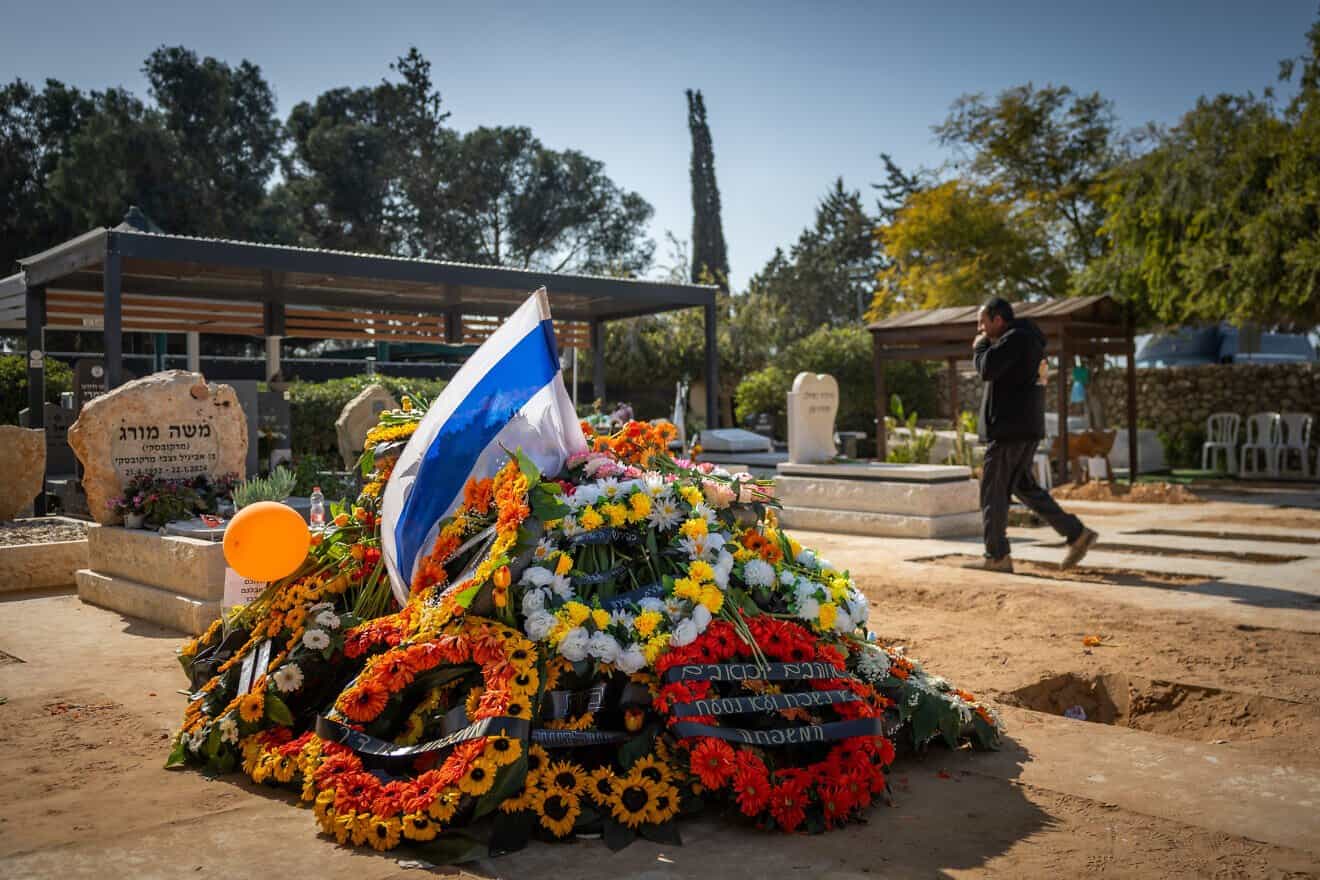 Mourners at the grave of murdered Israeli hostages Shiri Bibas and her children Ariel and Kfir at the cemetery in Tzohar in the Negev, Feb. 26, 2025. Photo by Chaim Goldberg/Flash90.