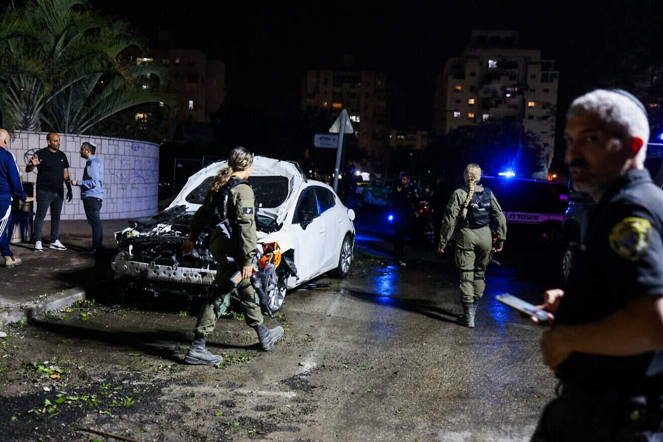 Israeli security and rescue forces at the scene where a rocket fired from the Gaza Strip by Hamas terrorists hit the southern Israeli city of Ashkelon, April 6, 2025. Photo by Edi Israel/Flash90.