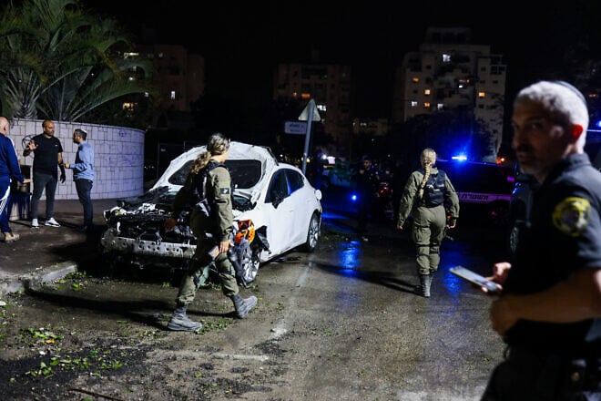 Israeli security and rescue forces at the scene where a rocket fired from the Gaza Strip by Hamas terrorists hit the southern Israeli city of Ashkelon, April 6, 2025. Photo by Edi Israel/Flash90.