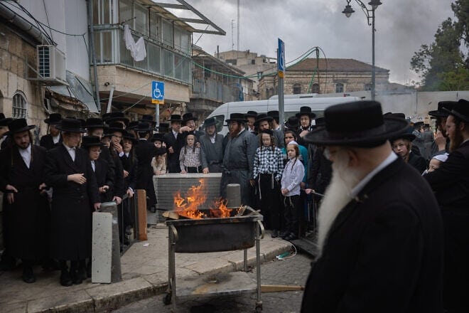 Jews burn leavened items in a final preparation before Passover in the Mea She'arim neighborhood of Jerusalem, April 11, 2025. Photo by Chaim Goldberg/Flash90.