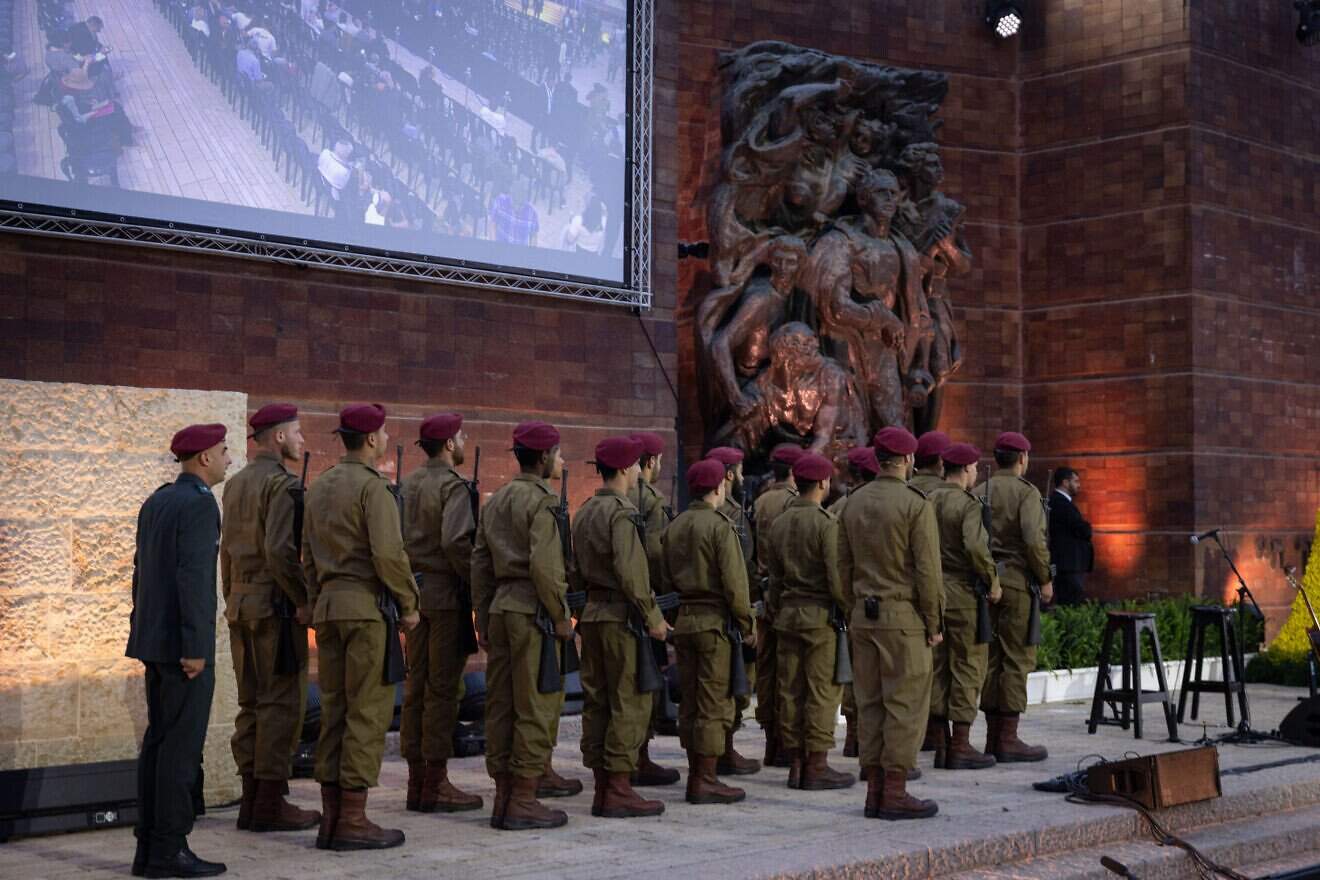 Israelis soldiers at a ceremony held at the Yad Vashem Holocaust Memorial Museum in Jerusalem, as Israel marks the annual Holocaust Remembrance Day. April 23, 2025. Photo by Chaim Goldberg/Flash90 *** Local Caption *** 
דוד ברנע
ראש המוסד
יד ושם
מוזיאון
יום השואה
זיכרון
טקס
ערב