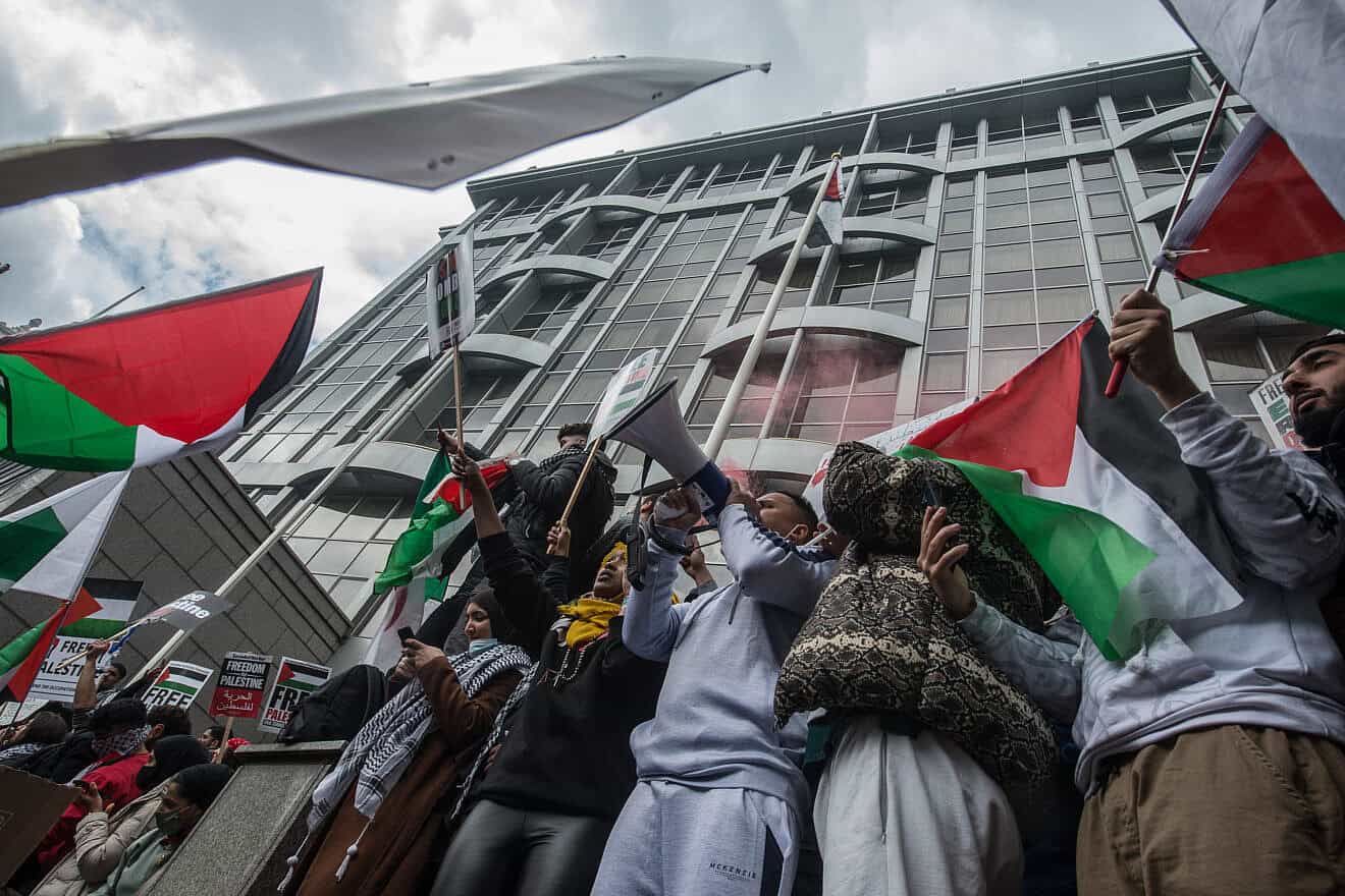 Protesters reach the Israeli Embassy in London as tens of thousands of people join a march against the Jewish state, May 15, 2021. Photo by Guy Smallman/Getty Images.