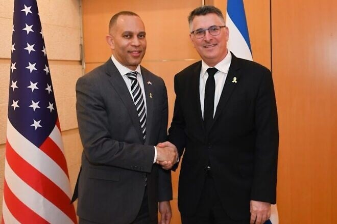 Israeli Foreign Minister Gideon Sa'ar, right, shakes hands with House Minority Leader Hakeem Jeffries (D-N.Y.) in Jerusalem on April 24, 2025. Source: X/@gidonsaar.