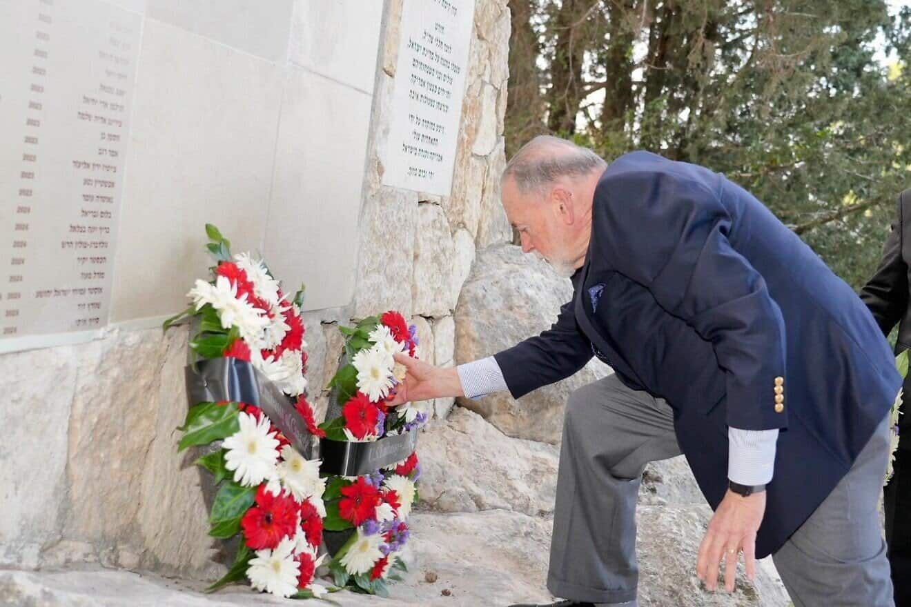 U.S. Ambassador to Israel Mike Huckabee lays a wreath at a ceremony honoring American victims of the Oct. 7, 2023 Hamas massacre, April 27, 2025. Source: X/@USAmbIsrael.