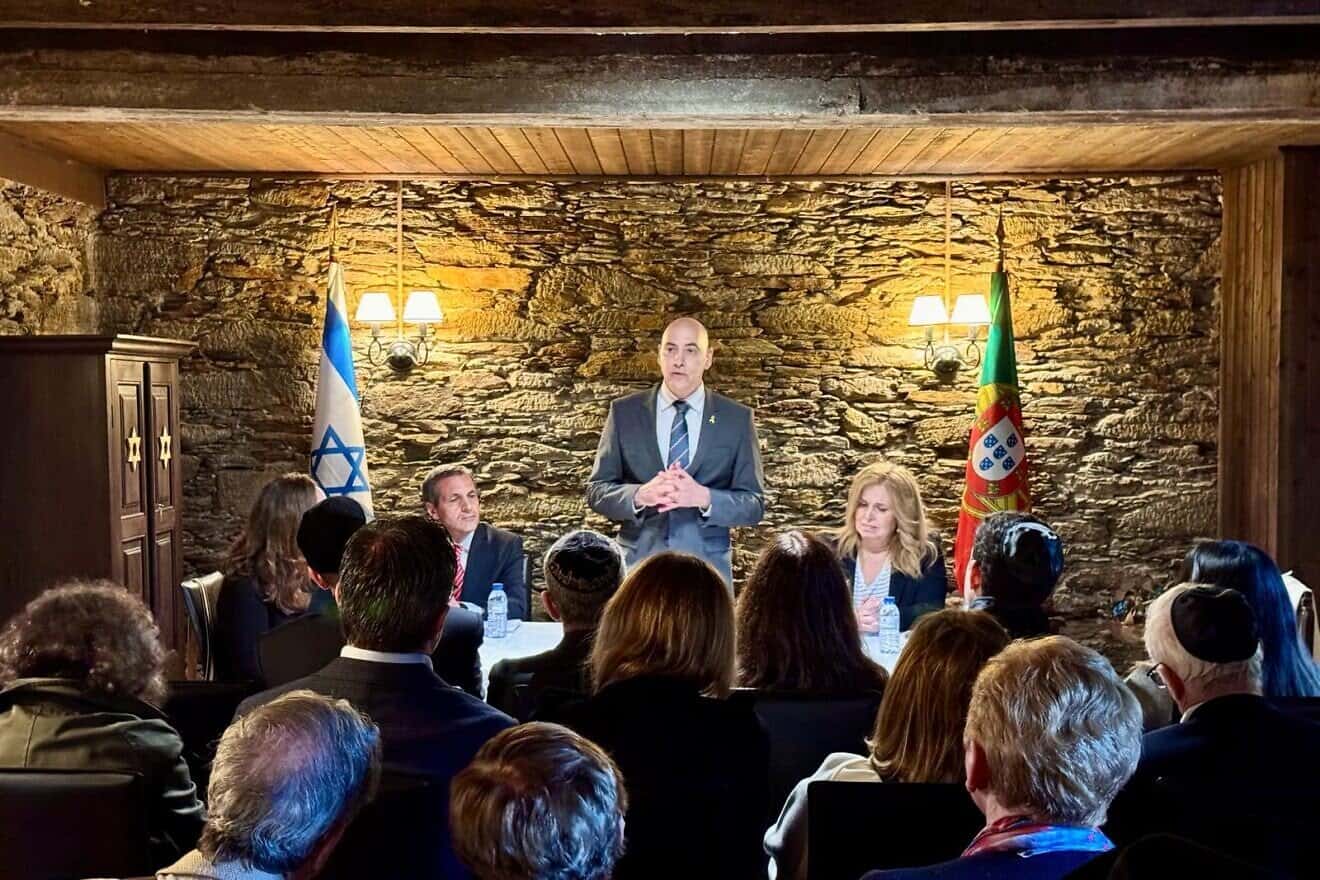 B’nai B’rith Portugal releases a bilingual book titled "The Universal Rights of Children" at a ceremony held in Porto, April 7, 2025. Credit: B’nai B’rith Portugal.