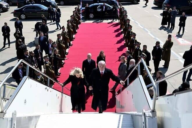 Israeli Prime Minister Benjamin Netanyahu and his wife Sara board the Wing of Zion plane in Budapest for their departure to Washington on April 6, 2025. Photo by Avi Ohayon/GPO.
