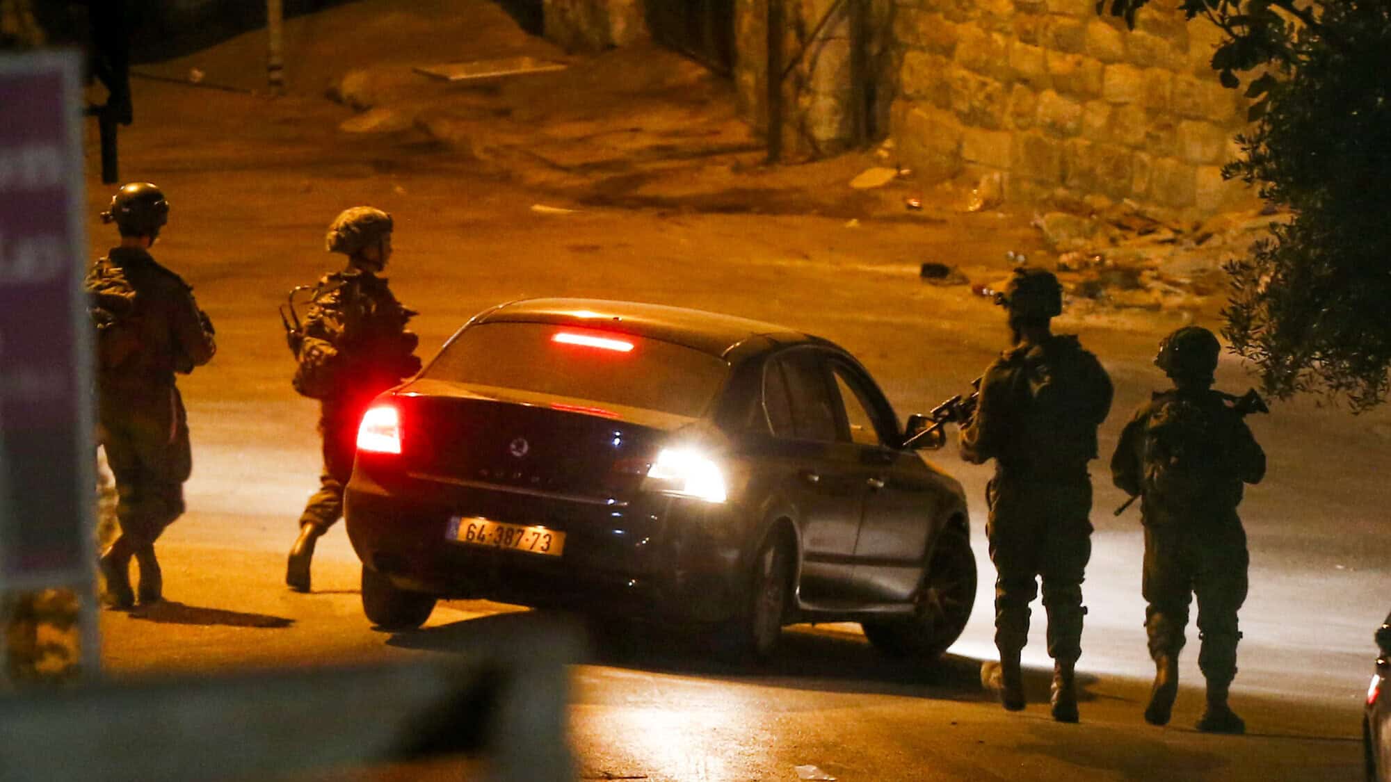 Israeli soldiers confiscate stolen cars from Palestinians in Hebron, Aug. 13, 2024. Photo by Wisam Hashlamoun/Flash90.