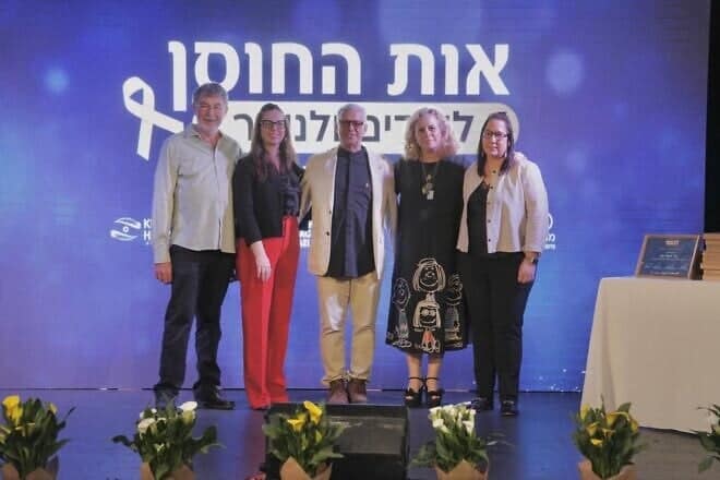 Honoring Israeli youth are (from left) Yoram Shliar, chair of the Israeli Psychologists Association and member of the Mashabim Resource Center's public council; Edna Weinstock-Gabay, CEO of Keren Hayesod; Mooli Lahad, founder and president of the Mashabim Resource Center; Ayelet Nahmias Verbin, chair of the Jewish Agency's Fund for Victims of Terror; and Vered Libstein. Photo by Elad Barami/The Jewish Agency for Israel.