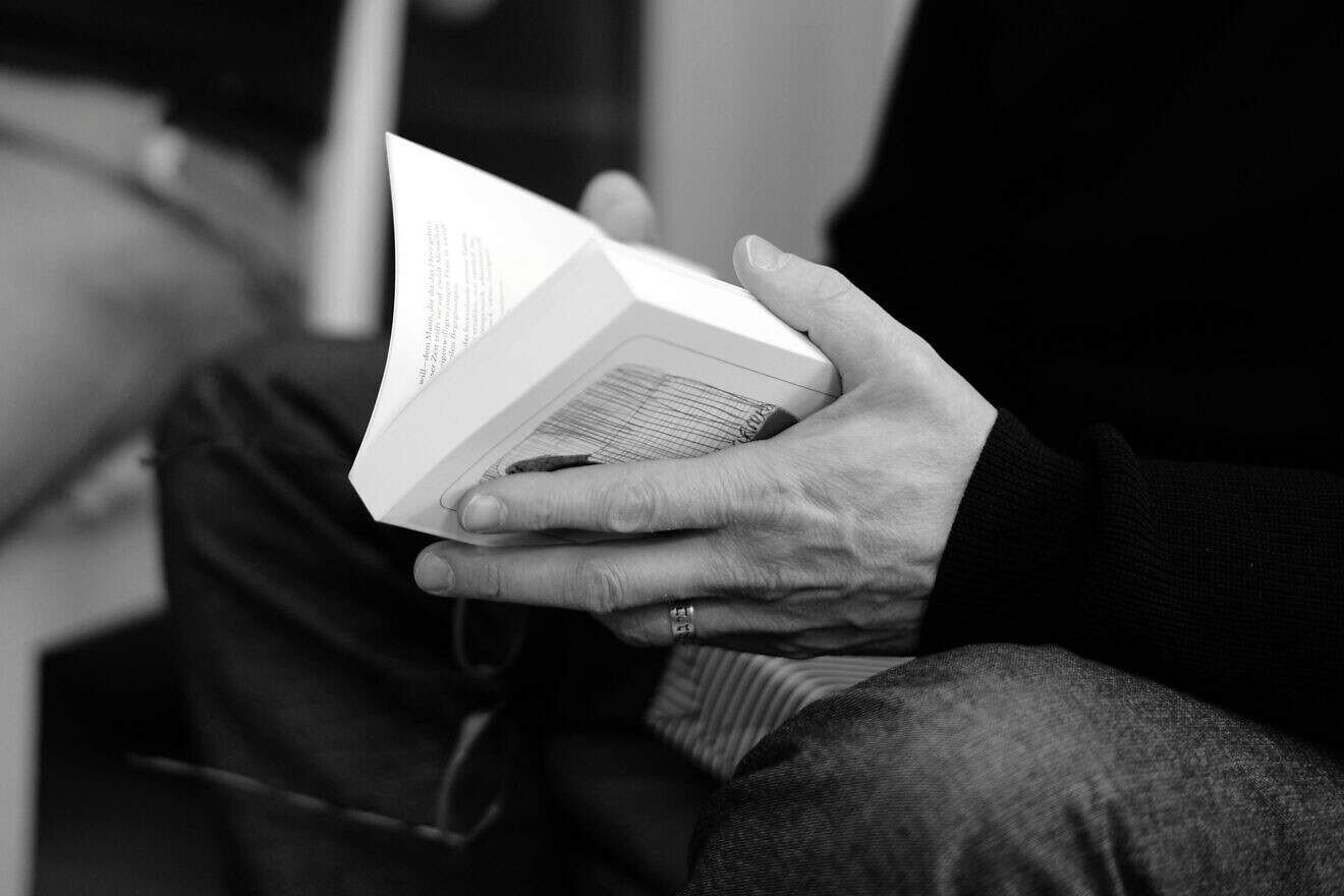 Reading a story. Credit: congerdesign/Pixabay.
