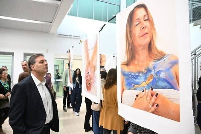 Modi'in Mayor Haim Bibas in front of the painting of Sharon Nimri at the opening of the exhibition. Credit: Courtesy of Modi'in Municipality.
