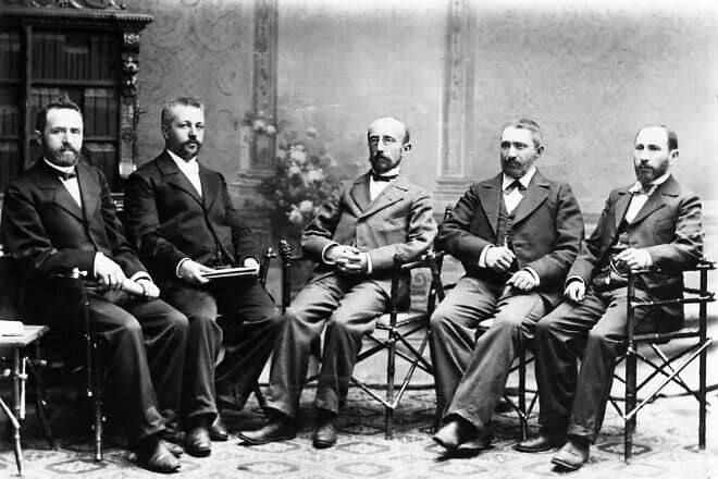 Asher Zvi Hirsch Ginsberg (Ahad Ha’am) with Ze’ev Gluskin and the B’nei Moshe committee, in the early 1900s in British Mandatory Palestine. Photo by Zvi Oron-Orushkes from the Widener Library collection in Cambridge, Mass., via Wikimedia Commons.