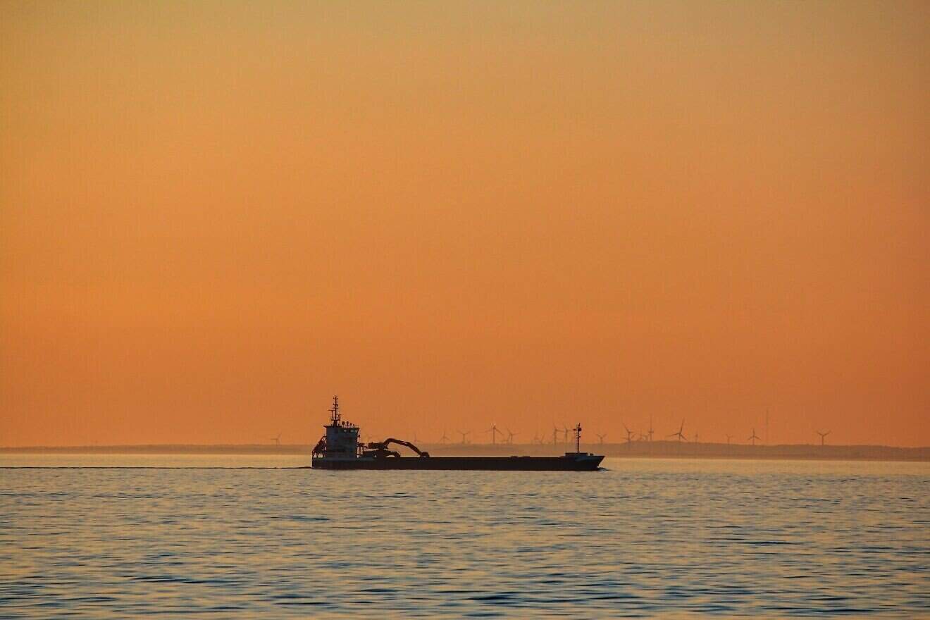 Oil tanker at sunset. Credit: BioSteak/Pixabay.