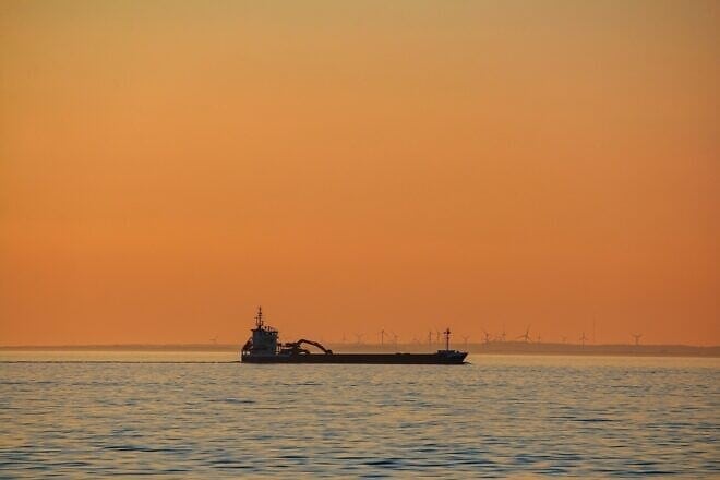 Oil tanker at sunset. Credit: BioSteak/Pixabay.