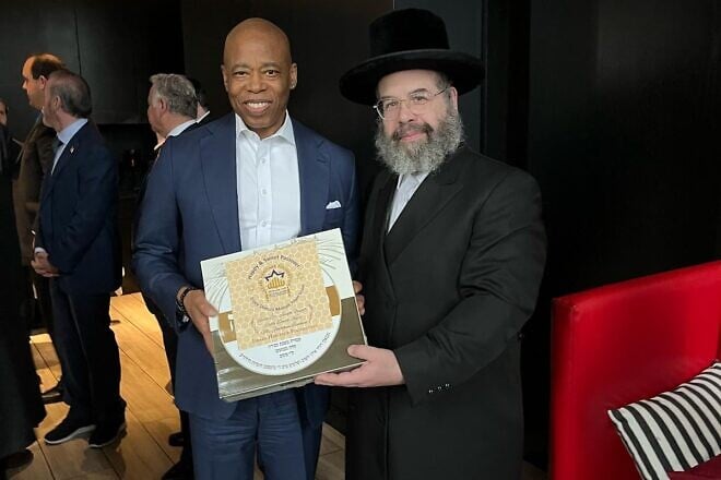 New York Mayor Eric Adams receives a box of matzah from Israel Heritage Foundation's Rabbi David Katz. Credit: Courtesy.