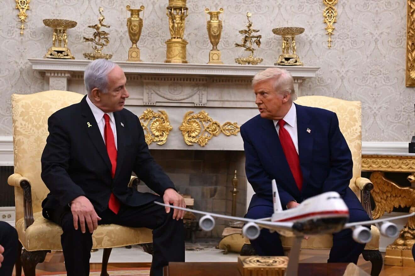 Israeli Prime Minister Benjamin Netanyahu and U.S. President Donald Trump meet in the Oval Office of the White House, April 7, 2025. Photo by Avi Ohayon/GPO.