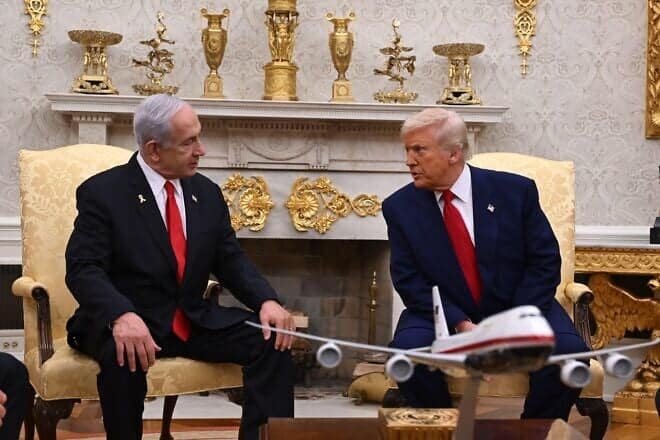 Israeli Prime Minister Benjamin Netanyahu and U.S. President Donald Trump meet in the Oval Office of the White House, April 7, 2025. Photo by Avi Ohayon/GPO.