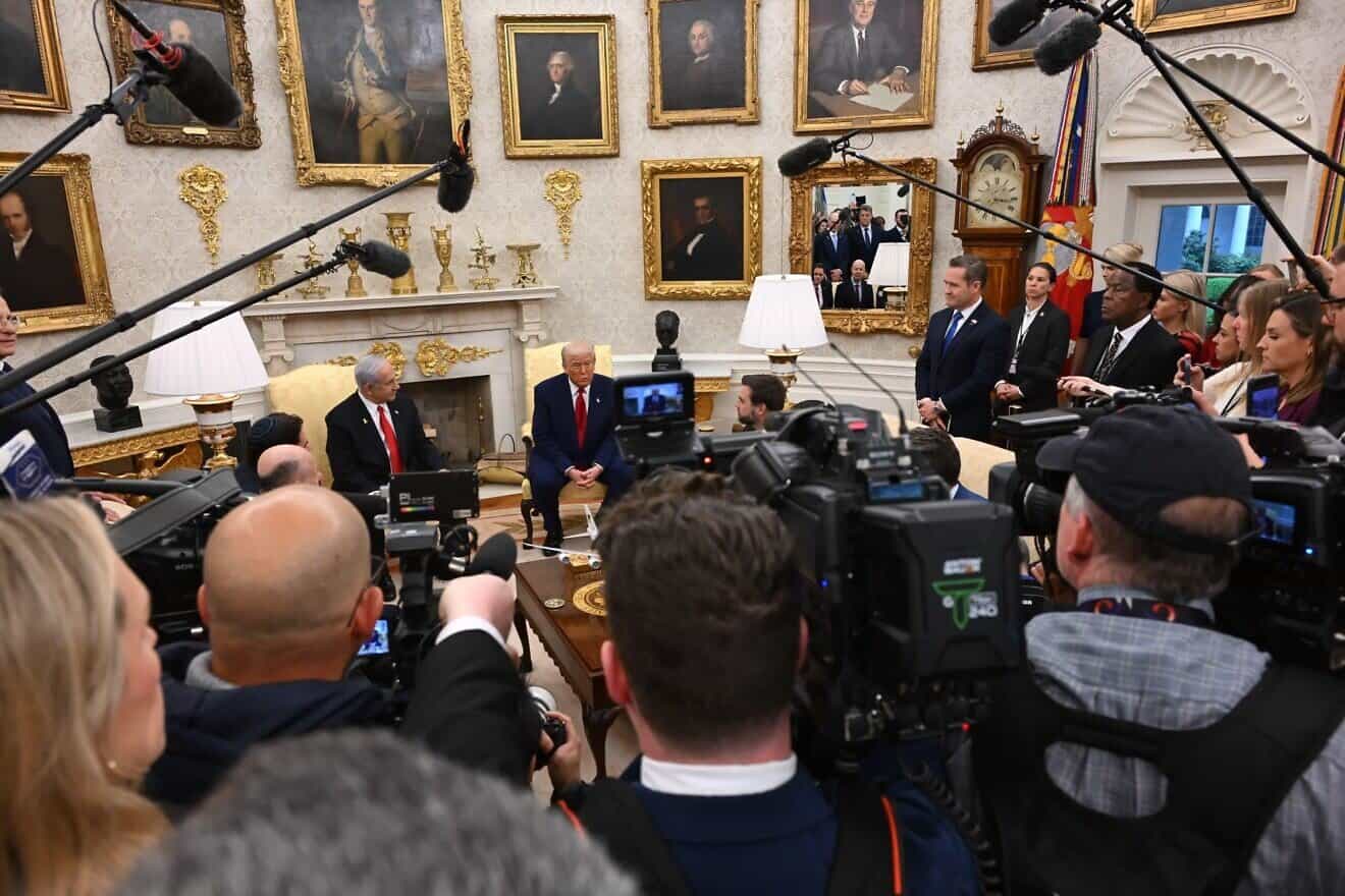 Israeli Prime Minister Benjamin Netanyahu and U.S. President Donald Trump meet in the Oval Office of the White House, April 7, 2025. Photo by Avi Ohayon/GPO.