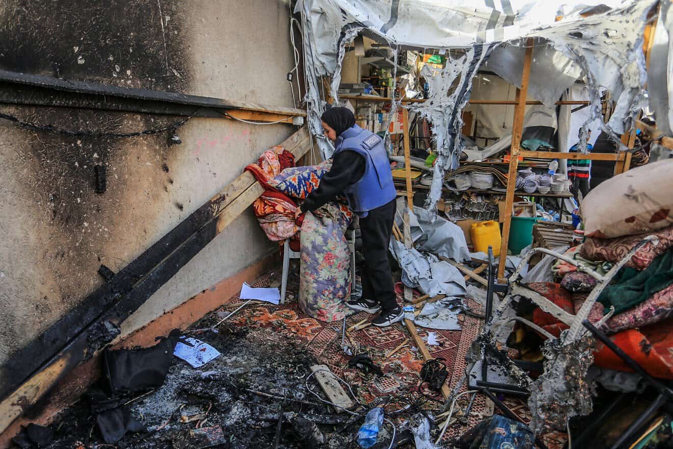 Palestinians at the site of an Israeli airstrike in Khan Yunis, in the southern Gaza Strip, on April 7, 2025. Photo by Abed Rahim Khatib/Flash90.