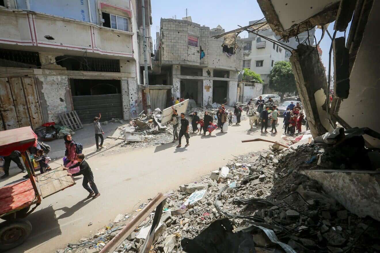 Palestinians move from the Shejaiya neighborhood in the Gaza Strip after the Israeli army ordered its evacuation due to Hamas rocket fire, April 3, 2025. Photo by Ali Hassan/Flash90.