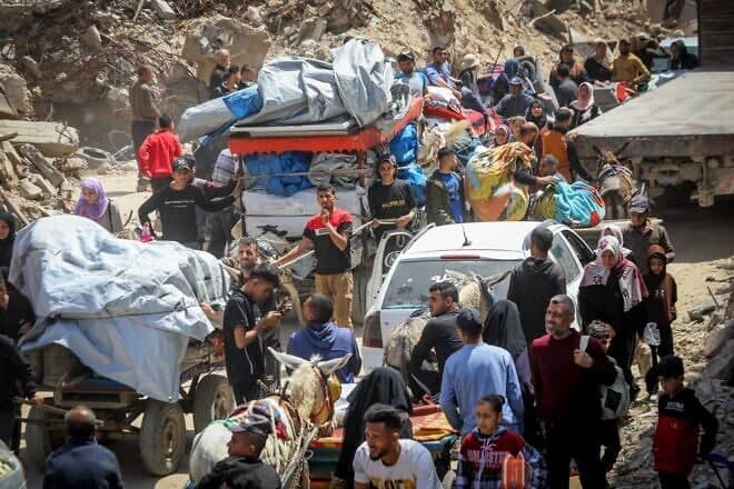 Palestinians move from the Shujaiya neighborhood in the Gaza Strip after the Israeli army ordered its evacuation due to Hamas rocket fire, April 3, 2025. Photo by Ali Hassan/Flash90.
