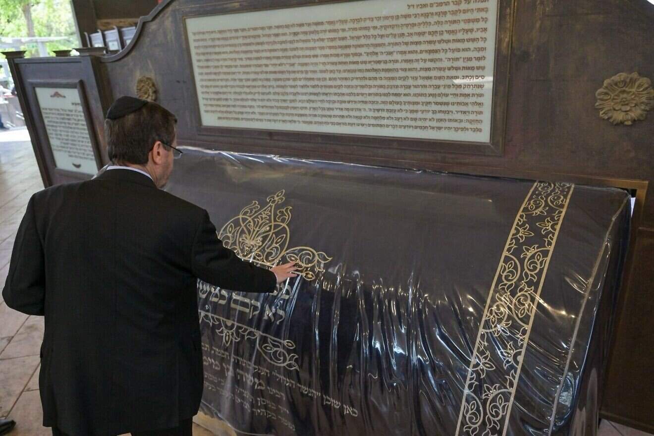 Israeli President Isaac Herzog visits the Tomb of Maimonides (Rambam), April 2, 2025. Photo by Kobi Gideon/GPO.