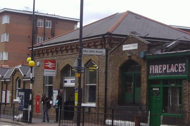 A view of the Stamford Hill underground station in 2008. Photo by David Howard/Wikimedia  Commons.