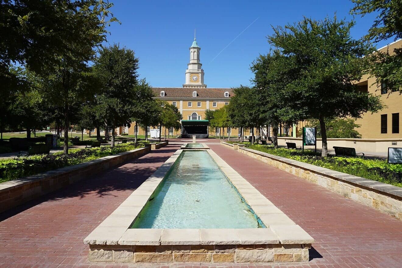 The Hurley administration building on the campus of the University of North Texas in Denton, Texas. Credit: Michael Barera via Wikimedia Commons.