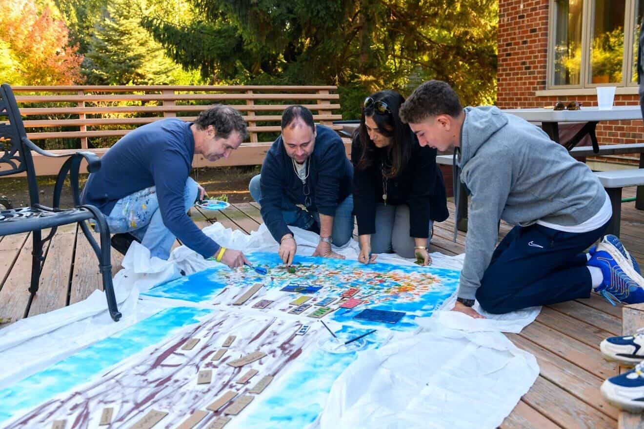Moshe Leiba (second from left) at an art therapy session with Israeli students. Credit: World ORT.