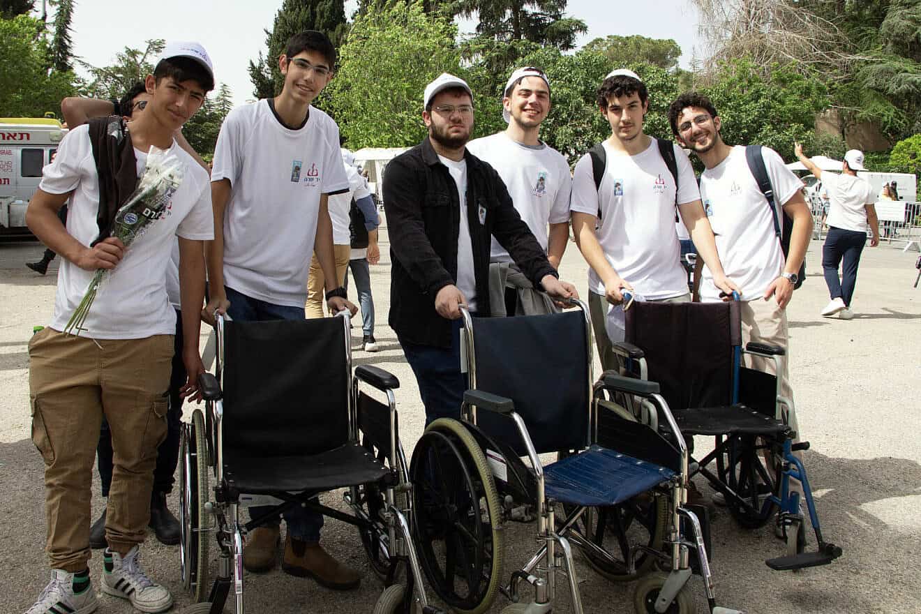 Volunteers lend their assistance on Yom Hazikaron (Israel’s Memorial Day) ceremonies, held at Mount Herzl in Jerusalem and Kiryat Shaul in Tel Aviv, on April 30, 2025. Photo by Sara Alvarez.