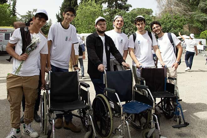 Volunteers lend their assistance on Yom Hazikaron (Israel’s Memorial Day) ceremonies, held at Mount Herzl in Jerusalem and Kiryat Shaul in Tel Aviv, on April 30, 2025. Photo by Sara Alvarez.