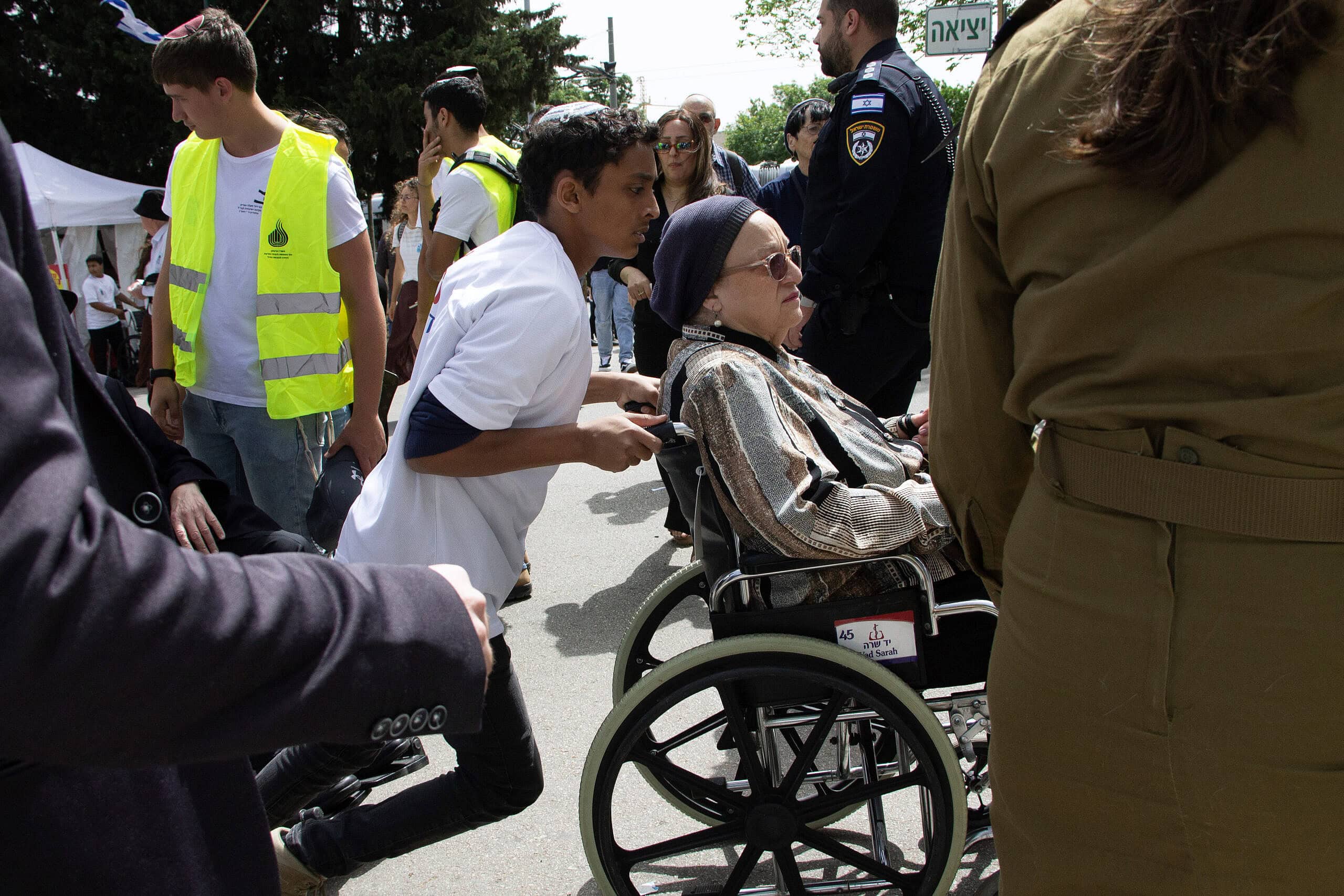 Yad Sarah Volunteers at Mount Herzl