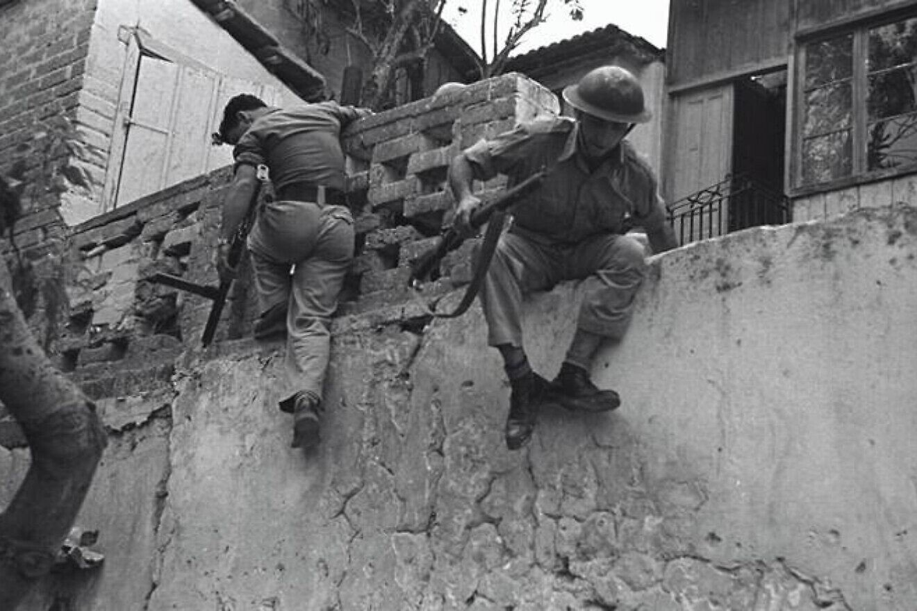 Young Jewish men guard the Jaffa-Tel Aviv border, 1947. Credit: Lazar Dinar, KKL-JNF Photo Archive.