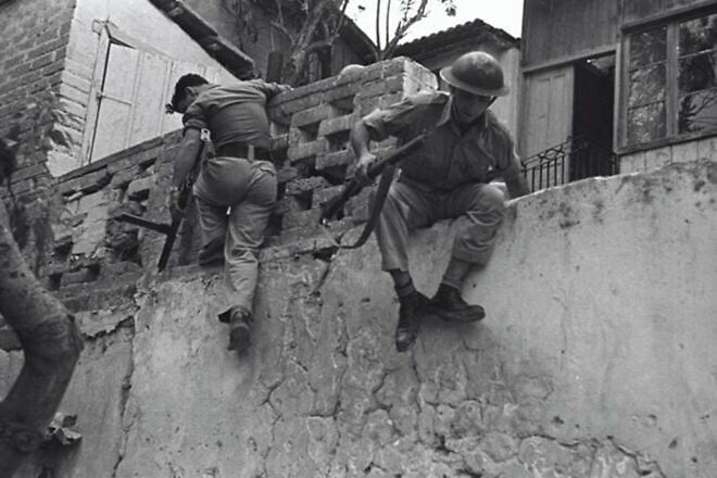 Young Jewish men guard the Jaffa-Tel Aviv border, 1947. Credit: Lazar Dinar, KKL-JNF Photo Archive.