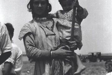A woman and child in Gilat, a moshav in southern Israel, gather to celebrate Independence Day, 1950. Credit: Ben-Adi, KKL-JNF Archive.