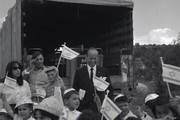 Children on an Independence Day outing, 1967. Credit: David Hirschfeld, KKL-JNF Archive.