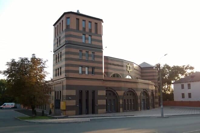 The synagogue of Kryvyi Rih, Ukraine, pictured here at sunset, Aug. 31, 2014. Photo by Andriy Khrabryy via Wikimedia Commons.