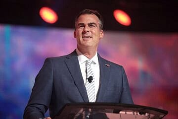 Oklahoma Gov. Kevin Stitt speaking with attendees at the 2022 Student Action Summit at the Tampa Convention Center in Tampa, Fla., July 24, 2022. Credit: Gage Skidmore via Wikimedia Commons.