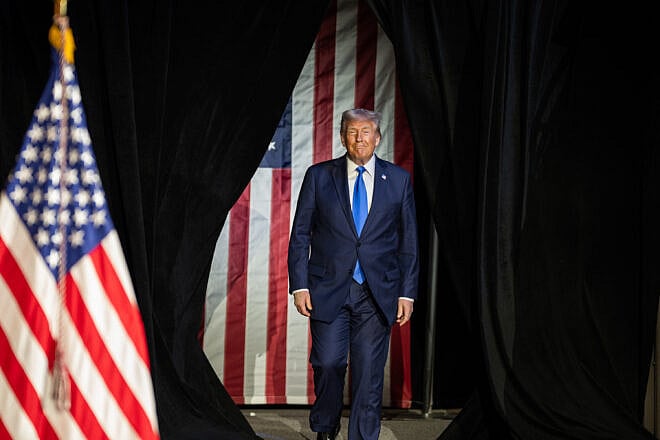 U.S. President Donald Trump delivers the commencement address at the graduation ceremony for the University of Alabama at Coleman Coliseum in Tuscaloosa, Ala., May 1, 2025. Credit: Daniel Torok/White House.