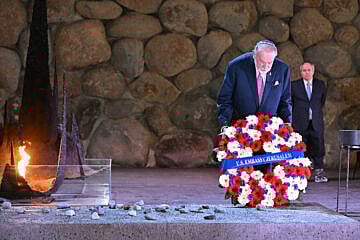Mike Huckabee, the U.S. ambassador to Israel, on a visit to Yad Vashem, May 15, 2025. Credit: U.S. embassy in Israel.