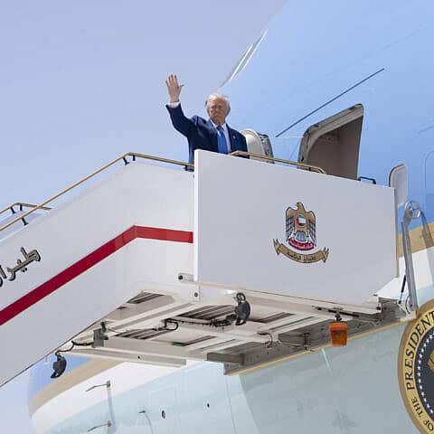 Президент США Дональд Трамп машет рукой во время посадки на борт Air Force One в международном аэропорту Абу-Даби, Объединенные Арабские Эмираты, 16 мая 2025 года. Автор: Молли Райли/Белый дом.