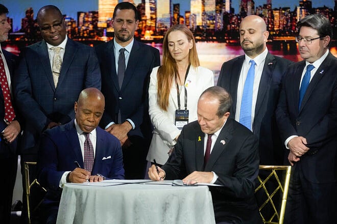 New York City Mayor Eric Adams and Israeli Economic Minister Nir Barkat sign a Declaration of Intent establishing the New York City–Israel Economic Council, May 19, 2025. Credit: Michael Appleton/Mayoral Photography Office.