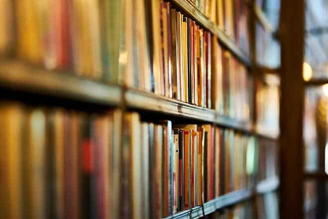 Bookshelves. Credit: Engin Akyurt/Pexels.