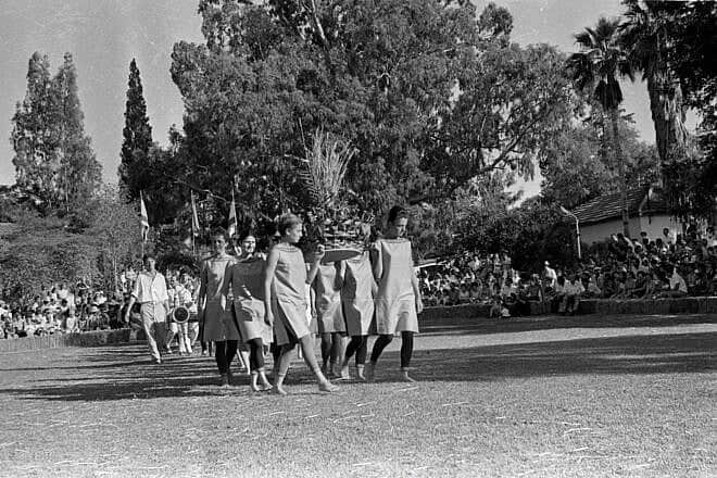 “Festival of the First Fruits in Israel“ (“Hag Ha-Bikkurim“), Shavuot 1968. Photo by Amos Gil/PikiWiki Project Israel 8660 via Wikimedia Commons.