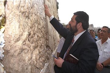 Syria's Chief Rabbi Abraham Hamra inserts a note in the Western Wall in 1994. Photo by Avi Ohayon/GPO.
