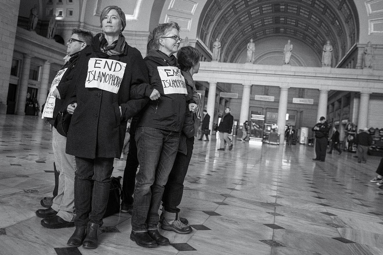 A protest against Islamophobia at Union Station in Washington, D.C., March 2017. Credit: Lorie Shaull via Wikimedia Commons.