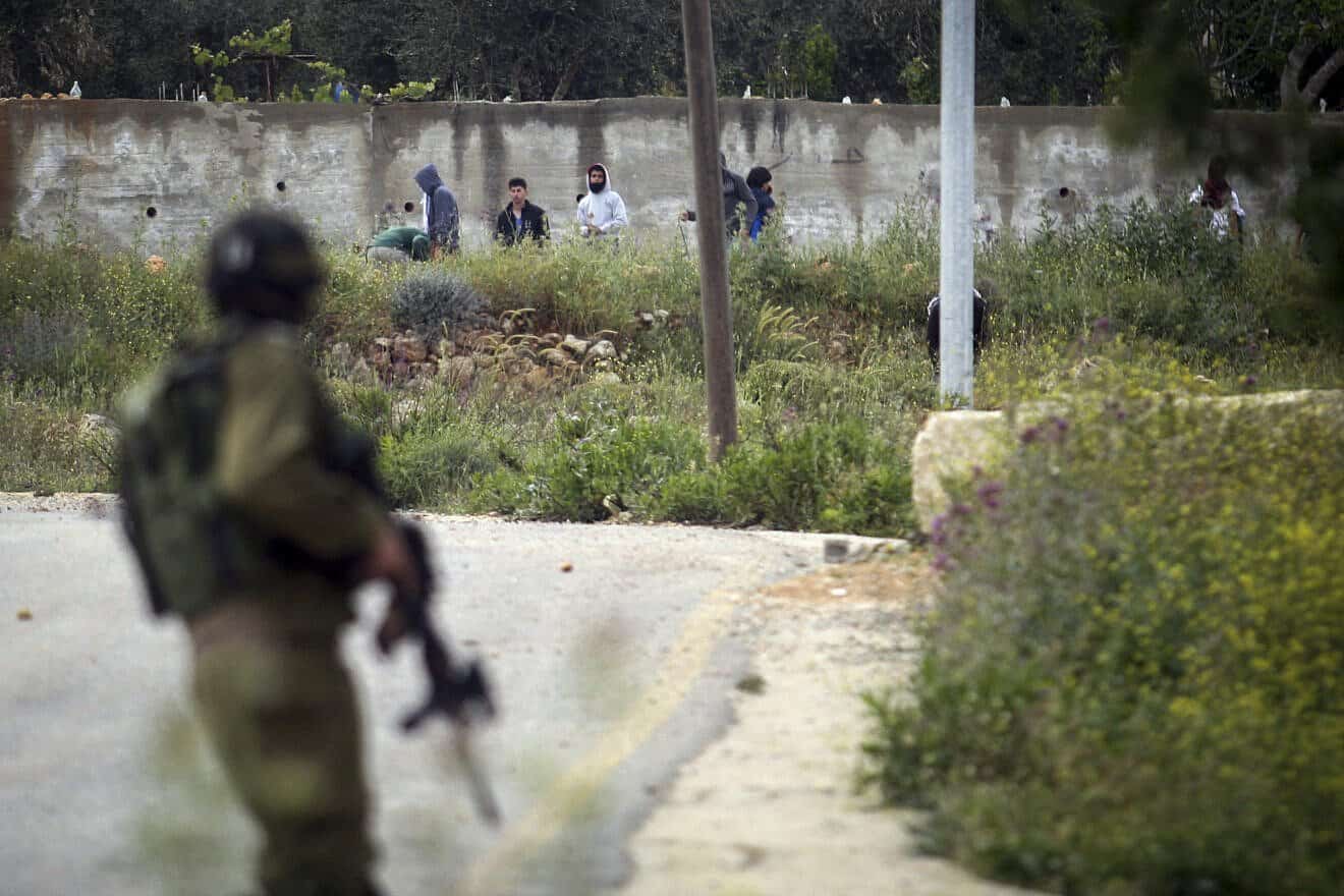 Palestinian terrorists hurl rocks at Israeli security personnel in the Samaria city of Ramallah, April 13, 2015. Photo by STR/Flash90.