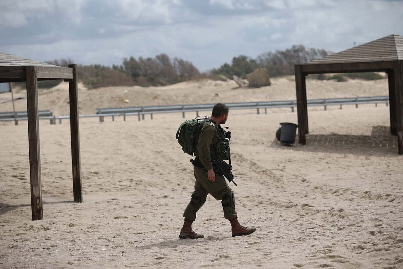 IDF soldiers guard Zikim Beach on the Gaza border, March 25, 2019. Photo by Hadas Parush/Flash90.