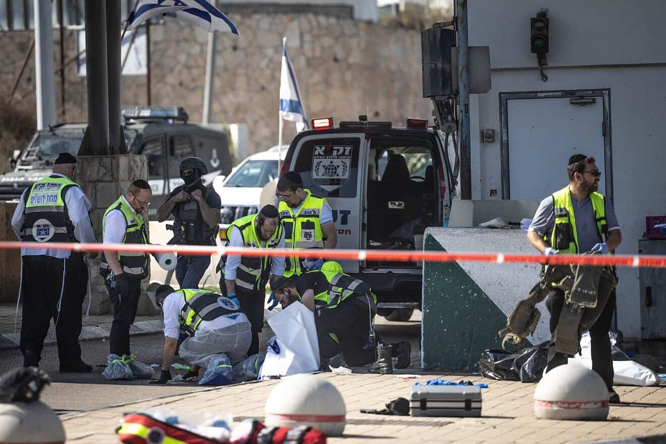An Israel Defense Forces soldier was killed and six civilians were wounded in a Palestinian shooting attack at the “tunnel road” checkpoint leading to Jerusalem, Nov. 16, 2023. Photo by Chaim Goldberg/Flash90.
