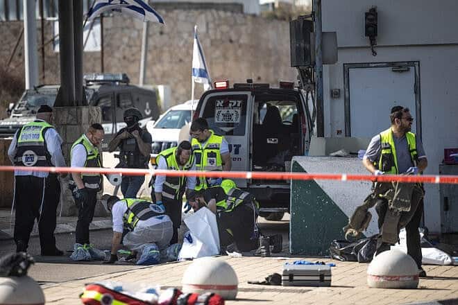 An Israel Defense Forces soldier was killed and six civilians were wounded in a Palestinian shooting attack at the “tunnel road” checkpoint leading to Jerusalem, Nov. 16, 2023. Photo by Chaim Goldberg/Flash90.