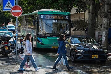 An Egged bus drives in Tel Aviv, Feb. 21, 2025. Photo by Avshalom Sassoni/Flash90.